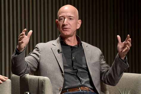 Jeff bezos will fly on the first passenger flight of his space company blue origin, which the company plans to launch on july 20, the billionaire announced monday. Het geheim achter het succes van Jeff Bezos, de man van ...