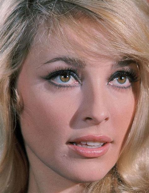 20 Best Makeup Looks Of The ‘60s