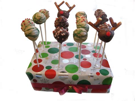 In a previous post i promised to post a little tutorial on how to make holly leaf cake pops, so here we go! The Cake Baketress: Christmas Cake Pops!