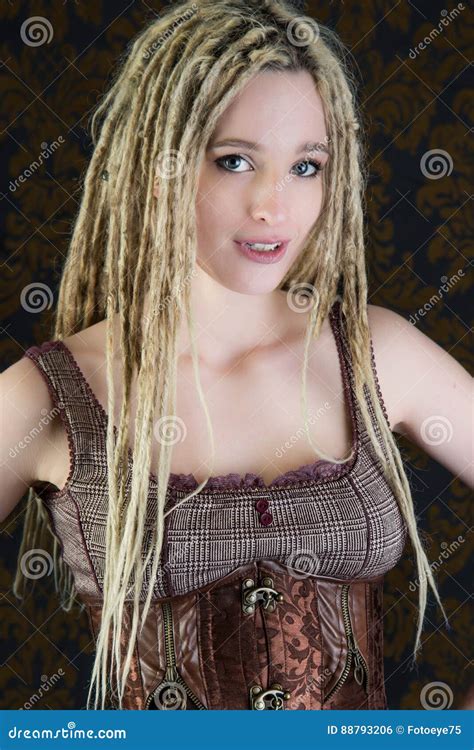 sexy mädchen blondes dreadlocks steampunk modell stockfoto bild von recht erwachsener 88793206