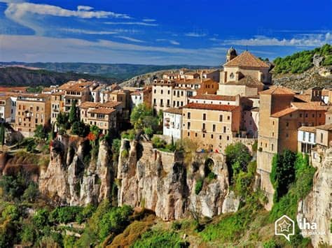 Encaramadas a la cornisa de la roca sobre la hoz del huécar, las casas colgadas son símbolo indiscutible de cuenca y verdaderas joyas de la arquitectura gótica. Alquiler Provincia de Cuenca para sus vacaciones con IHA