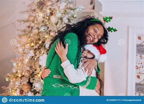 Black Woman And Girl Hug Tightly Wearing Christmas Hats Stock Image Image Of Decorate Mother