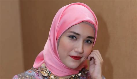 Pengalaman Adelia Wilhelmina Awal Mengenakan Hijab Photo