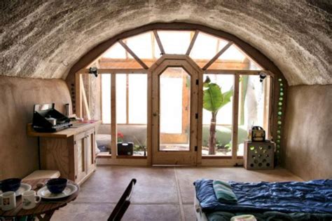 Earthship interior | tyre walls and bond beam finished now lets get the roof on. 40+ Extraordinary Earthship Homes Design Ideas / FresHOUZ ...