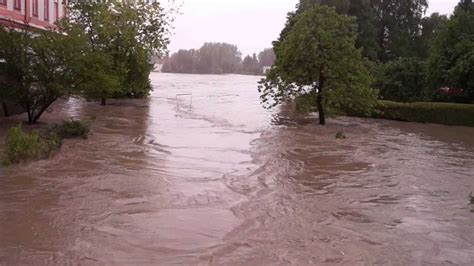 „innenstadt überschwemmt, zerstörungen biblischen ausmaßes mehr als 400 gebäude überflutet, fünf todesopfer zu beklagen. Hochwasser Neuhaus am Inn 2.6.2013 - YouTube