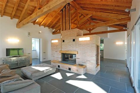 Case con tetti in legno e pacchetti di copertura: Roberto Silvestri architetto, una casa con il tetto in legno