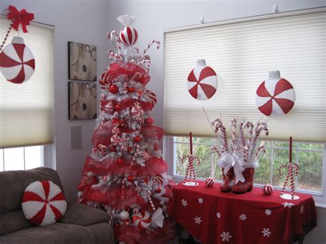 Creative Ways to Decorate a Living Room with Candy Canes - Wohomen