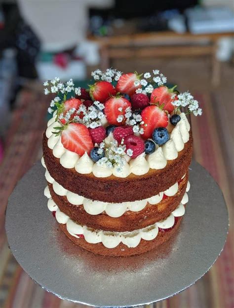 Victoria Sponge With Fresh Fruit And Flowers Fresh Fruit Cake Sponge Cake Decoration Cake