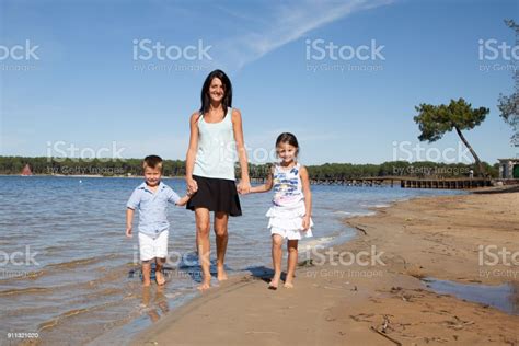 Madre De Mujer Con Hijo E Hija En Vacaciones En La Costa Playa Agua