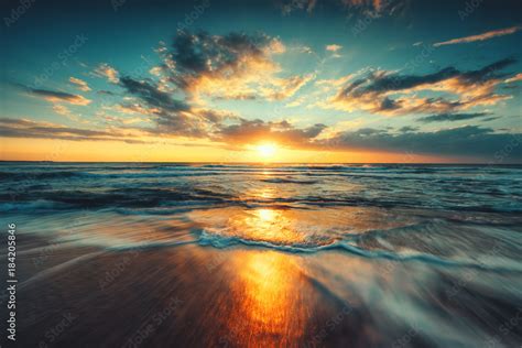 Beautiful Sunrise Over The Sea Stock Foto Adobe Stock