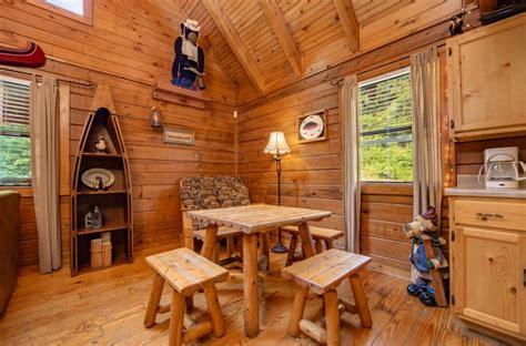 Hearthside cabins offers pet friendly cabin accommodations so you can bring your dog with you on your smoky mountain vacation. Pet Friendly Cabin Smoky Mountains | Moose Lake Lodge