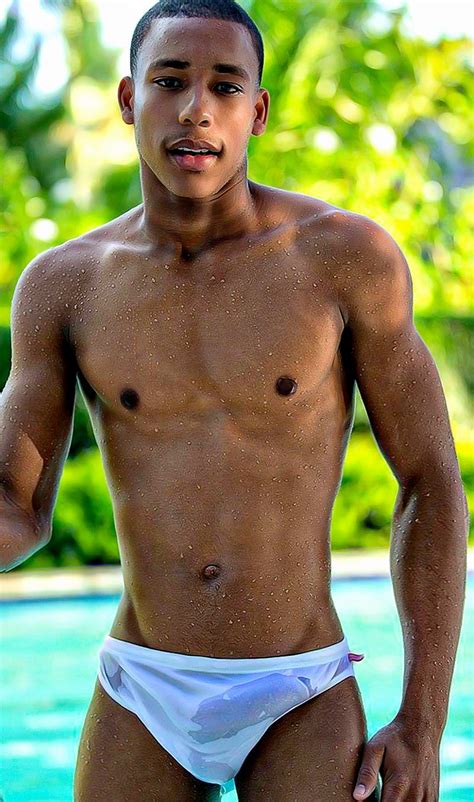Joven guapo brasileño marcando paquete Tema Gay Porno Sexo Fotos xxx Machos Gay Pene
