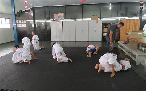 Crianças E Adolescentes Participam De Aulas De Jiu Jitsu No Cras Buritama