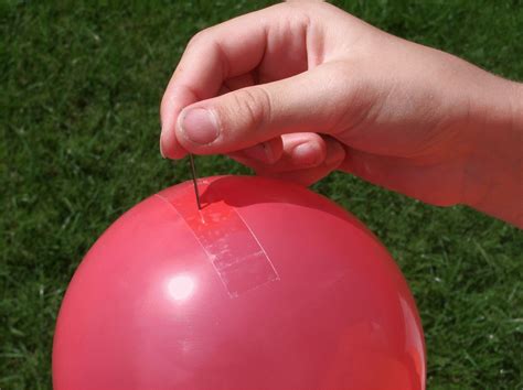 Eine Nadel Sticht Den Luftballon Ohne Daß Er Platzt Luftballons