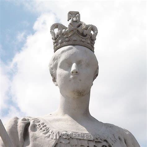 Queen Victoria Statue Kensington Palace London Remembers Aiming To