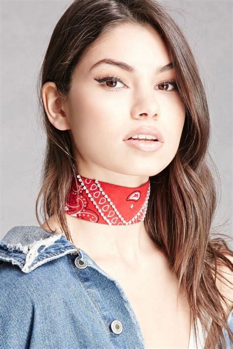 The Best Ways To Wear A Bandanna And Look Great Bandannas Fashion Beautiful Scarfs