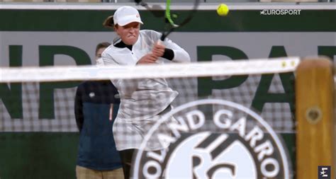 Tânăra poloneză de 19 ani este prima jucătoare din istoria turneului care câștigă cupa suzanne lenglen în era open deși nu a fost cap de serie la tragerea la sorți! Iga Świątek triumfuje na Roland Garros! | Oni nas inspirują