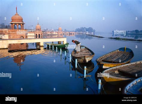 Gomati River Lucknow Uttar Pradesh India Stock Photo 26915502