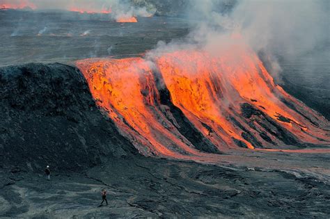 Il nyiragongo, alto 3.470 metri, è un vulcano piuttosto attivo ed è considerato dagli esperti come uno dei più pericolosi del mondo. Exlporing Nyiragongo volcano *photos* Congo | Red Bull