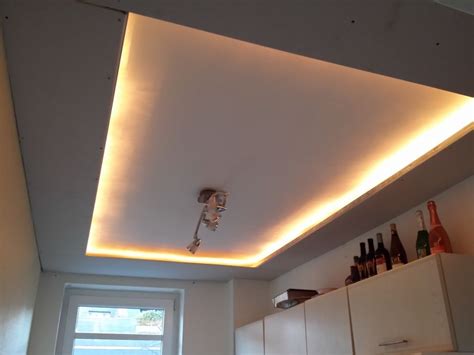 Außerdem sind led streifen in nahezu jeder beliebigen länge kostengünstig verfügbar. Indirektes Licht in der Küche... | Indirektes licht ...