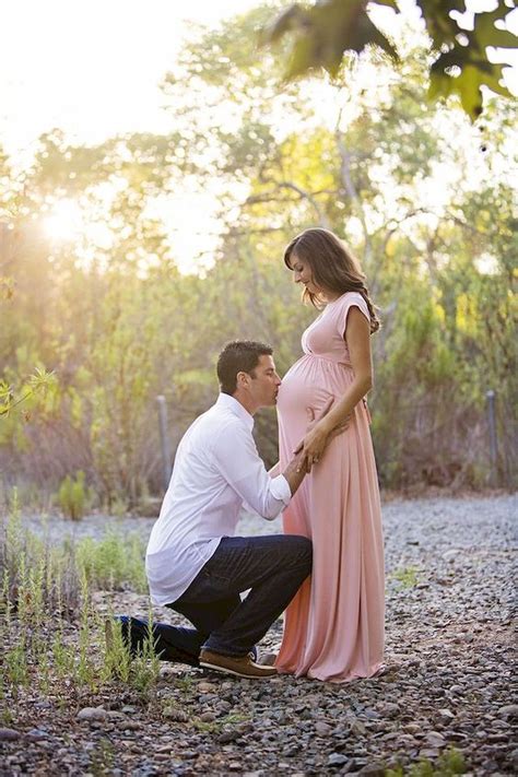 Such is the spell of kisses! 100 Romantic Pregnancy Photos Couples Ideas (6) - RONTSEN