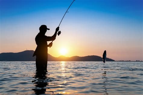 Pescador Tirando Su Ca A Pescando En El Lago Hermosa Puesta De Sol