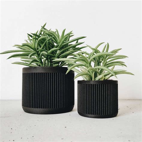 Ecco una ricca selezione di portavasi e portafiori di moderna e minimalista è la collezione di portavasi riviera di de castelli progettata dal designer aldo cibic con l'idea di costruire un paesaggio in miniatura. Portavaso da interno nero Japan di Minimum Design ...