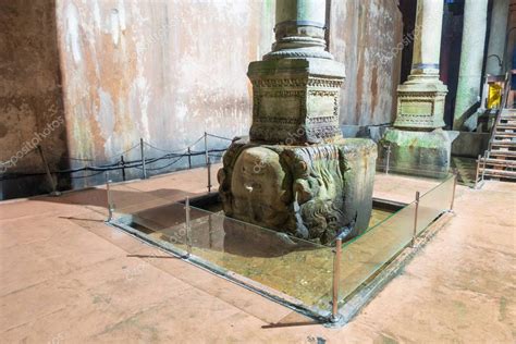 Estambul Turquía de enero de Medusa se encuentra en la Cisterna de la Basílica