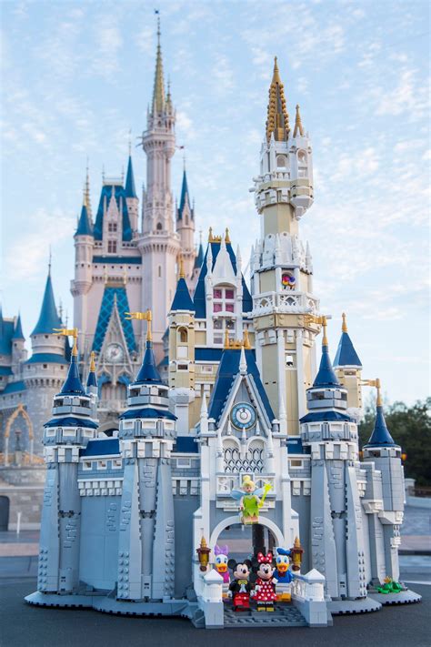 Зейнетке шыққан Lego 71040 The Disney Castle Sells Out At
