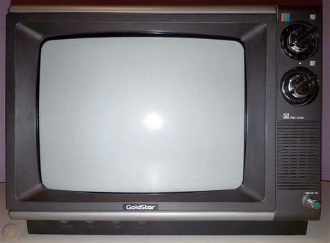 Lucky Goldstar Vintage Television Set 13 Inch Color Tv 1988 Walnut