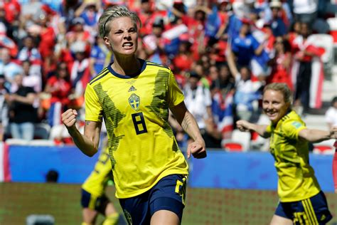 She is a professional swedish football player who currently serves as a midfielder for the damallsvenskan club linkopings. Zweden verder na 'magere' 5-1 overwinning op Thailand ...