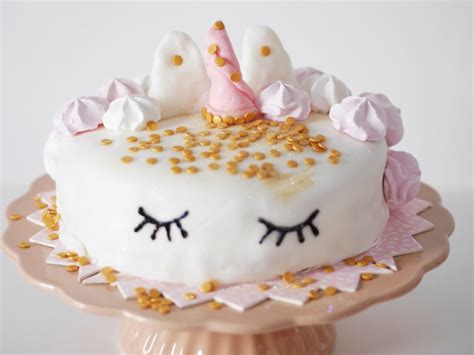 Ihr könnt mit fondant formen. Einhorntorte backen: Einfaches Rezept - MINIMENSCHLEIN.DE ...