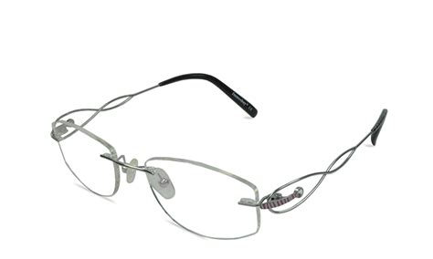 How To Choose Eyeglasses For The Older Women