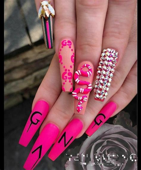 Para esas veces que quieres un toque divertido en tus uñas sin dedicarle mucho tiempo te tengo un tutorial de 6 pasos para unas lindas uñas bicolor usando calcomanías para hojas de carpeta, ojalá te sea útil. Belleza 😘 | Manicura de uñas, Diseños para uñas largas ...