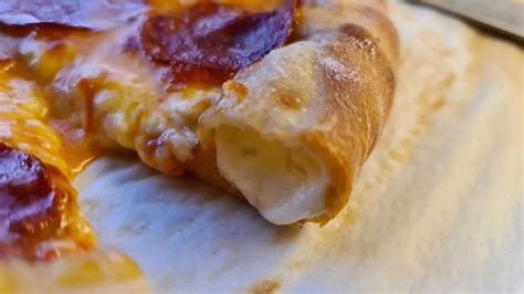 How To Make Easy Delicious Cheese Stuffed Crust Pizza