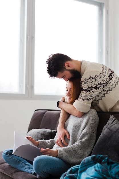 Mann Umarmt Seine Freundin Im Wohnzimmer Kostenlose Foto