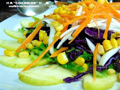 Lavamos la col lombarda y la cortamos en juliana fina. ENSALADA DE COL LOMBARDA CON MANZANA Y VINAGRETA DE ...