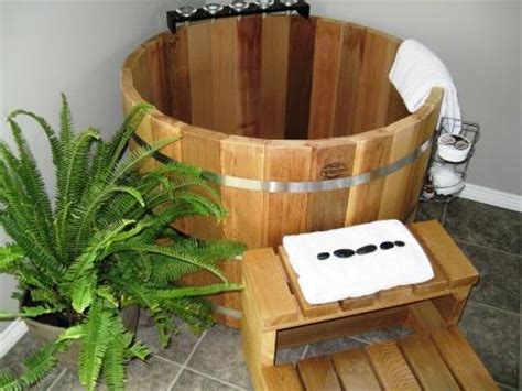 Zen bathworks strengthened this large tub with an apron that doubles as a cup rest. Modern and Classic Design of Japanese Soaking Tub - HomesFeed