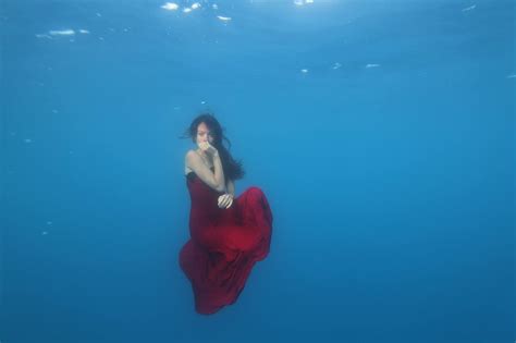 Wallpaper Wanita Gadis Fantasi Laut Gaun Merah Bawah Air Putri