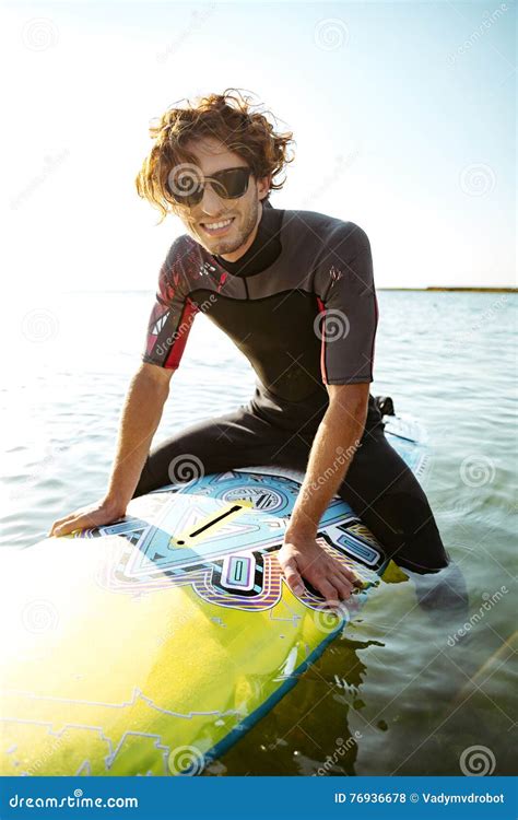 Surfer S Asseyant Sur Son Panneau De Ressac Dans Le Maillot De Bain De