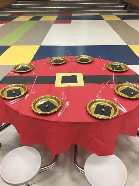 Learn how to set a table, from a basic table setting, to an informal table setting for a casual dinner party, to a formal place setting for a basic table setting instructions. Cute table set up! | Table set up, Table settings, Table