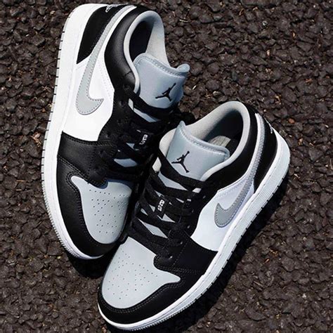 Sporting a darker colour palette, the signature premium leather panels are kitted out in a patchwork of svelt black and crispy white. Nike｜Air Jordan 1 Low シリーズより 新色「Light Smoke Grey」が登場!抽選まとめ ...
