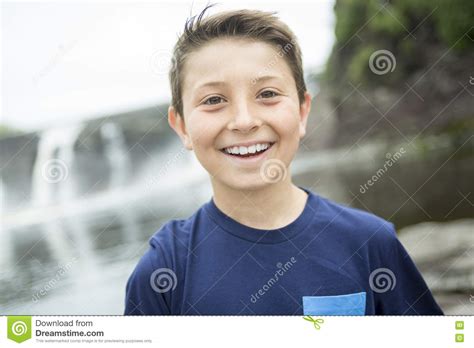 Craquez pour l'un de nos nombreux modèles de vêtements pour les garçons. Fermez-vous D'un Garçon Mignon De 8 Ans Image stock - Image du visage, regarder: 74551851