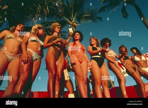 Schleich Schwall Eiferer Almost Nothing 1980 Bikinis Zeitraum Kritisch