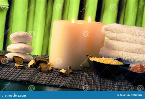 Badekurortmassage Grenzhintergrund Mit Dem Tuch Gestapelt Den Kerzen Und Seesalz Stockbild
