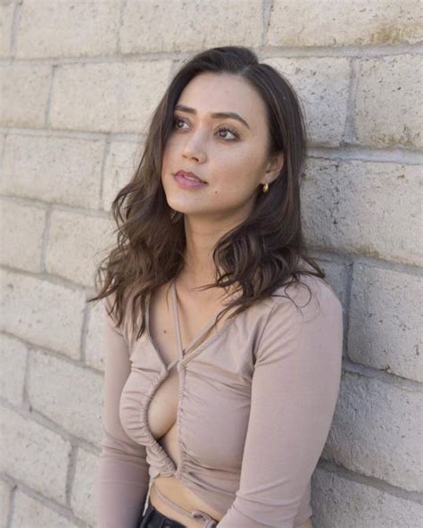 Dia Frampton Bare Feet And Tits In Cleavage 14 Photos  The