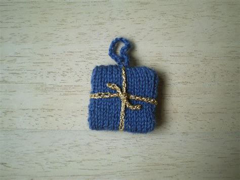 Crochet some faux festival lights using the respective yarn colors and your favorite crochet. Present 02 by Rosemily1, via Flickr | Advent garland ...
