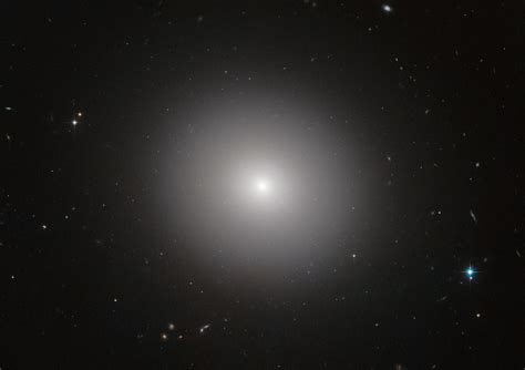 Astronomers classify galaxies into three major categories: Elliptical galaxy - Wikiwand