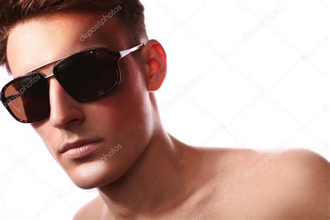Retrato De Un Lindo Hombre Desnudo Con Piel Limpia Pelo Negro Y Gafas Marrones Artista De
