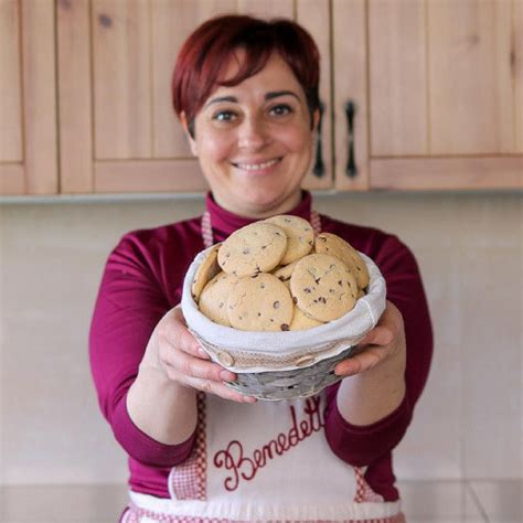 Curiosi di vedere come si prepara la pasta frolla di benedetta? BISCOTTI CON GOCCE DI CIOCCOLATO INGREDIENTI 2 uova 120 g ...